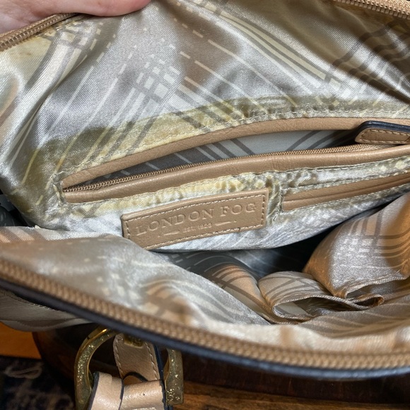 London Fog Cream Leather Purse - Picture 5 of 9